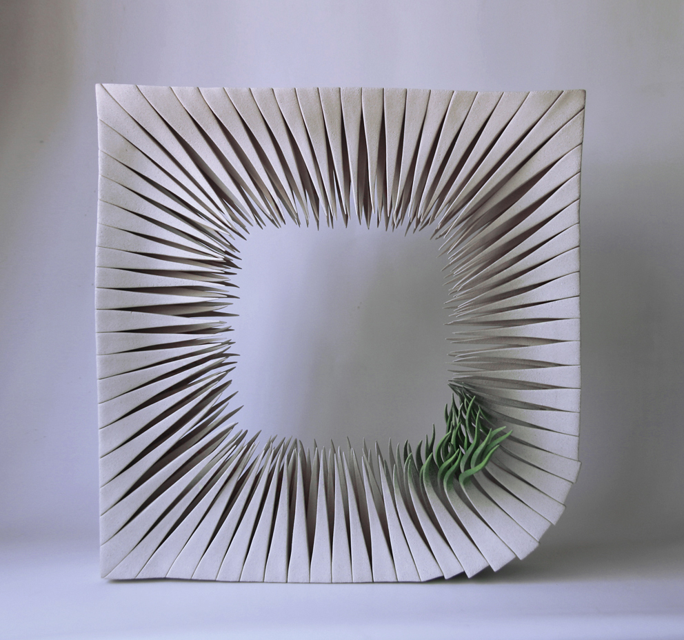"Sobreviviendo a la geometría". Cerámica Gres (40x39x8 cm)